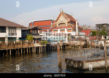 Temple et maisons au bord de la rivière Chao Phraya à Bangkok, Thaïlande Banque D'Images