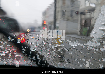 Un pare-brise de voiture durant une tempête de grêle Banque D'Images