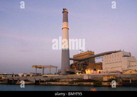 Vue sur le gaz naturel de la lecture de l'estuaire de la rivière Yarkon qui fournit l'alimentation électrique du District de Tel Aviv en Israël Banque D'Images