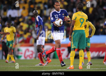 THIERRY HENRY & KATLEGO MPHELA FRANCE V Stade Free State AFRIQUE DU SUD AFRIQUE DU SUD 22 Juin 2010 Banque D'Images