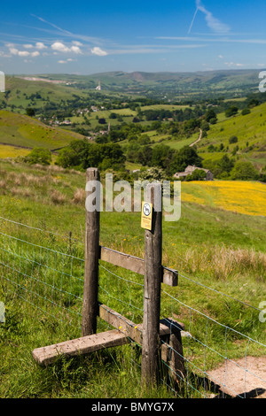 Royaume-uni, Angleterre, Derbyshire, Peak District, Hathersage, Mitchell Field, stile avec temps de l'agnelage en garde de chien Banque D'Images