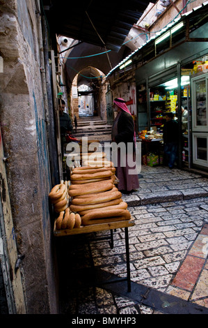 Marchés colorés dans le quartier musulman de la vieille ville de Jérusalem. Banque D'Images