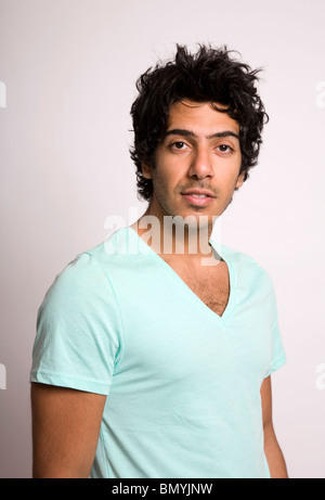 Portrait d'homme aux cheveux noirs en teeshirt Banque D'Images