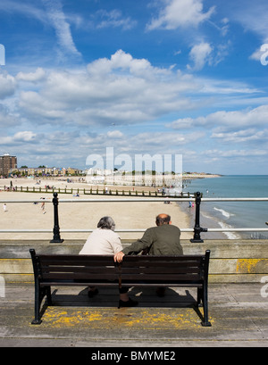 Deux personnes assises sur un banc avec vue sur la plage de l'Est à Littlehampton West Sussex. Photo par Gordon 1928 Banque D'Images