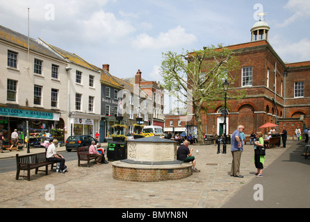 En scène Doo Square, Bucky un lieu de rencontre populaire situé derrière la mairie dans Bridport Banque D'Images