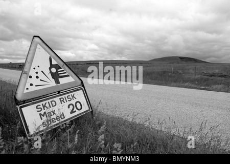 Risque de dérapage signe sur une route nouvellement refait surface dans les Scottish Borders. Banque D'Images