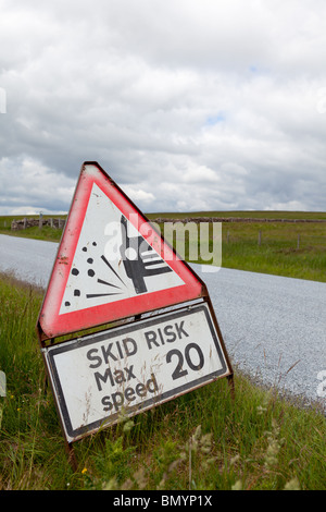 Risque de dérapage signe sur une route nouvellement refait surface dans les Scottish Borders. Banque D'Images