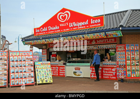 Kiosque à emporter sur le front de mer près de la jetée de Skegness Banque D'Images