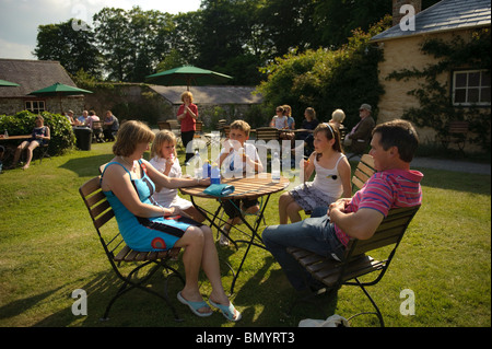 Une famille de visiteurs se détendre au soleil Llanerchaeron propriété du National Trust, Ceredigion, pays de Galles, Royaume-Uni Banque D'Images