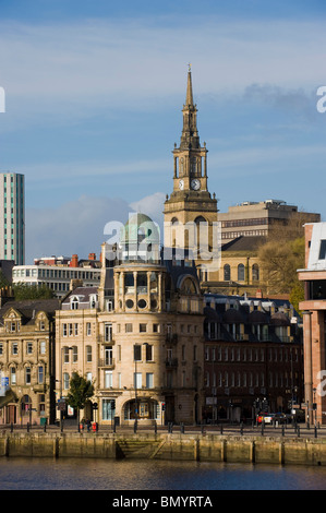 Les chambres baltes sur Quayside, Newcastle avec l'église All Saints Spire en arrière-plan. Banque D'Images