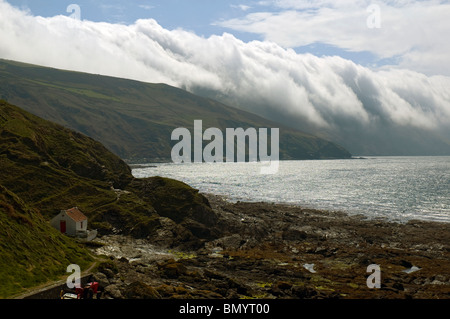 Nuage orographique verser les collines au-dessus de Niarbyl Bay, île de Man, îles britanniques Banque D'Images