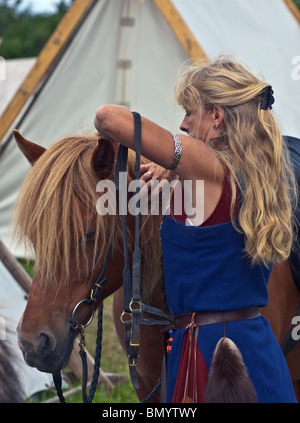 Belle blonde viking femme travaillant avec faisceau à l'assemblée annuelle - bataille Viking Moesgaard, festival, Danemark 2009. Portrait Banque D'Images