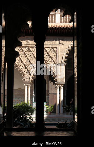 Le patio de Las Reales Alcazares dans les demoiselles à Séville Andalousie Espagne Europe Banque D'Images