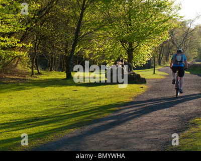 Circonscription cycliste sur le sentier de crête élevée près de Wirksworth dans le Derbyshire Dales partie du Peak District en Angleterre Banque D'Images