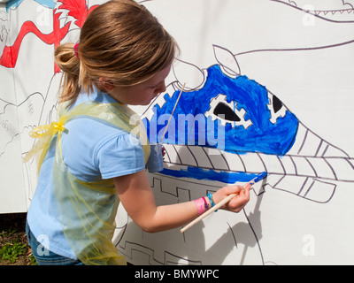 Huit ans fille blonde une peinture murale sur un mur Banque D'Images