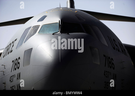 Le 1 février 2010 - UN C-17 Globemaster III d'équipage se prépare à une contre-airdrop sur l'Afghanistan, à une base dans le sud-ouest de l'Asie. Banque D'Images