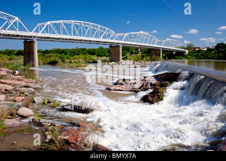 Un pont, un barrage et chute du Llano River, Llano, Texas, USA. Banque D'Images