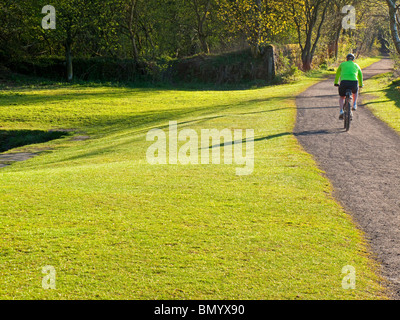 Circonscription cycliste sur le sentier de crête élevée près de Wirksworth dans le Derbyshire Dales partie du Peak District en Angleterre Banque D'Images