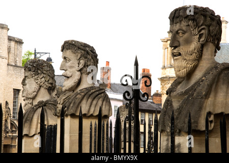 Trois têtes de pierre grotesque,Détail de mur écran & Piers avec les chefs des philosophes en face de Théâtre Sheldonian, Oxford Banque D'Images