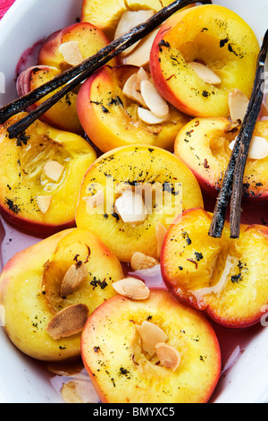 Pêches au four avec des amandes et de la vanille Banque D'Images