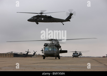 UH-60 Black Hawk en taxi pour une mission au-dessus du nord de l'Iraq. Banque D'Images