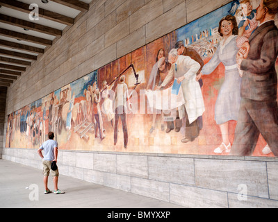 L'ère de l'Allemagne de l'Est de la propagande socialiste des travailleurs, sa joie de vivre, sur le mur du bâtiment du Ministère des finances allemand à Berlin, Allemagne Banque D'Images