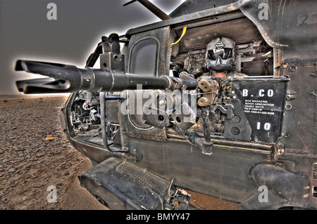 Un high dynamic range image d'un UH-60 Black Hawk mitrailleur de porte un manning M240G machine gun. Banque D'Images