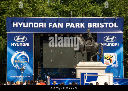 Statue de William III avant d'ions d'écran géant, Coupe du monde, Fan Park Bristol, Royaume-Uni Banque D'Images