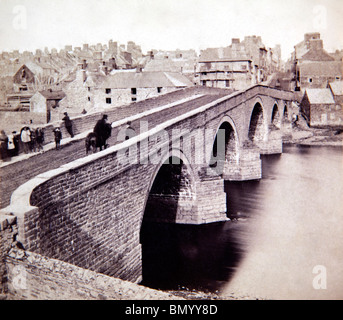 Royaume-uni, Pays de Galles, Aberystwyth, victorien Trefechan pont de pierre sur la rivière Rheidol Afon en milieu des années 1800 Banque D'Images