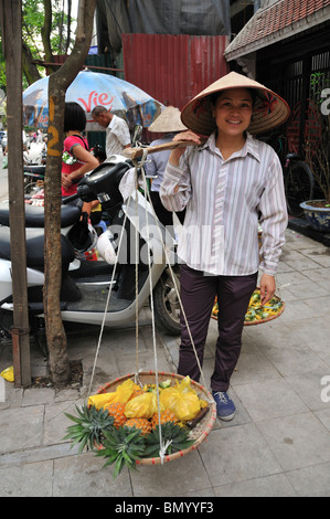 Femme vendant des ananas, commerçant de la rue, vieux quartier, Hanoi, Vietnam Banque D'Images