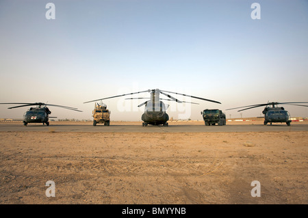 Les véhicules et les avions militaires américains alignés sur la voie de circulation au Camp Speicher, de l'Iraq. Banque D'Images