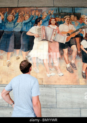 L'ère de l'Allemagne de l'Est de la propagande socialiste des travailleurs, sa joie de vivre, sur le mur du bâtiment du Ministère des finances allemand à Berlin, Allemagne Banque D'Images