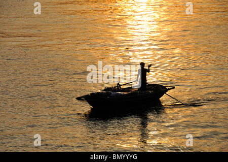 Voile au coucher du soleil, la baie d'Ha Long, Vietnam Banque D'Images