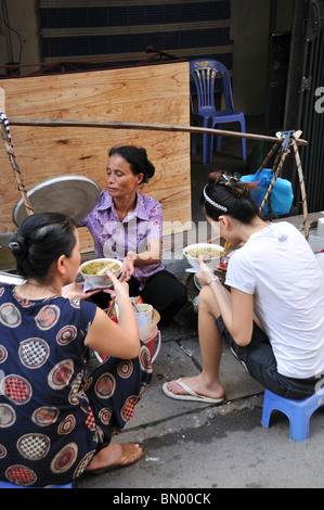 Femme vendant de la soupe, vieux quartier, Hanoi, Vietnam Banque D'Images