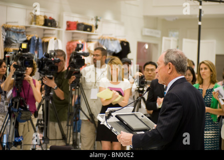 Le maire de New York, Mike Bloomberg utilise son iPad pour lire des notes lors de la conférence de presse Banque D'Images