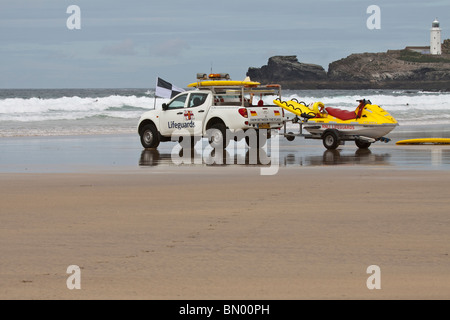 Sauveteur RNLI en action sur Gwithian beach Banque D'Images