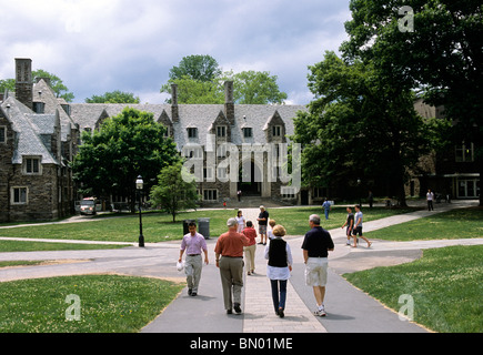 Campus de l'Université de Princeton.Parents et élèves marchant devant le Lockhart Hall.École de ligue américaine Ivy.ÉTATS-UNIS Banque D'Images