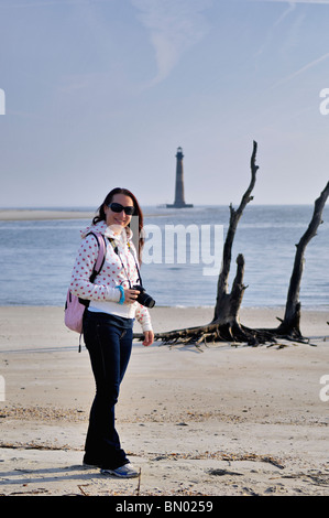 Jeune femme avec caméra à Folly Beach dans le comté de Charleston, Caroline du Sud Banque D'Images
