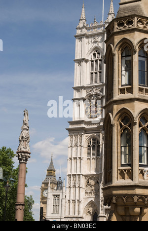 Rare vue de Londres : l'abbaye de Westminster (St Margaret's Church) et Big Ben à partir de la rue Victoria Banque D'Images