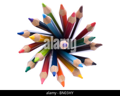 Vue du dessus de l'assortiment de crayons de couleur disposés en cercle. Banque D'Images