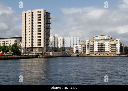 Appartements de logement moderne et réaménagement à Cardiff Bay, pays de Galles UK appartements modernes front de mer vivant de grands bâtiments résidentiels Banque D'Images