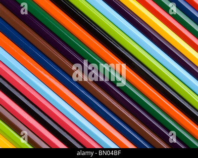 Vue du dessus de l'assortiment de crayons de couleur disposés les uns à côté des autres. Banque D'Images