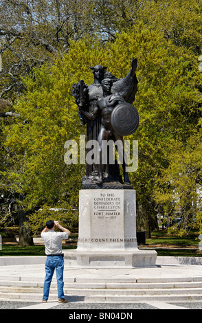 Prendre une photo de tourisme Monument aux défenseurs des Confédérés de Charleston de Battery Park à Charleston, Caroline du Sud Banque D'Images