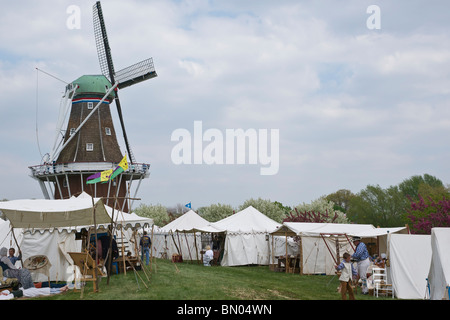 Un moulin à vent hollandais authentique de Zwaan et des marchands tentes pendant le festival Tulip Time Dutch Holland Michigan aux États-Unis lors d'une foire commerciale indigène haute résolution Banque D'Images