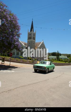 Vieille voiture roulant à travers le village de Barrydale dans le Klein Karoo, Western Cape, Afrique du Sud, l'étrange R62 Banque D'Images