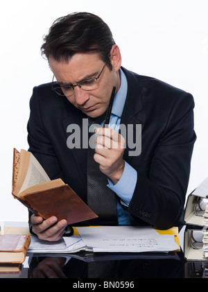 Homme caucasian teacher professeur enseignant studio isolé sur fond blanc Banque D'Images