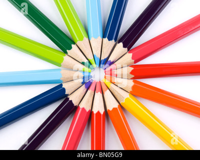 Un cercle formé par les points de plusieurs crayons de couleur. Banque D'Images