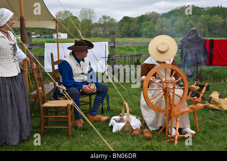 Tulip Time festival Hollande Michigan aux États-Unis Une femme fileuse vêtue d'un costume traditionnel travaillant sur une roue qui tourne un salon professionnel en haute résolution Banque D'Images