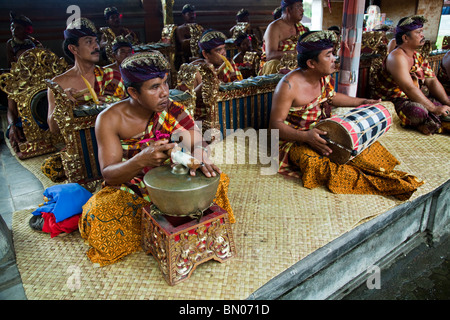 Le Gamelan ensemble musical comportant une variété d'instruments : métallophones, xylophones, tambours, gongs, flûtes de bambou et de chaînes. Banque D'Images