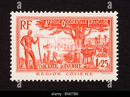 Timbre-poste de la Côte d'Ivoire représentant une scène de village autochtone. Banque D'Images